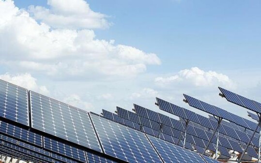 Image illustrant le photovoltaïque et un champ de panneaux capteurs solaires  
