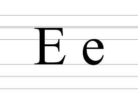 Lettre majuscule E et lettre minuscule e sur papier écolier