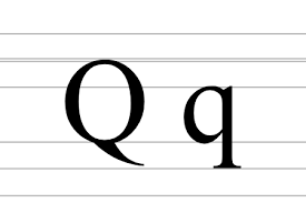 Lettre majuscule Q et lettre minuscule q sur papier écolier